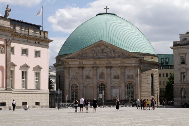 Bundeshauptstadt Berlin - die St. Hedwigs-Kathedrale am Bebel-Platz