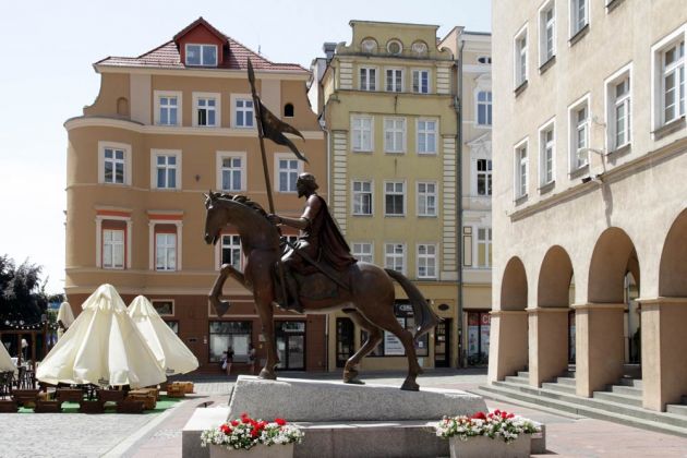 Ein Reiterstandbild am Rynek von Opole, dem Marktplatz von Oppeln in Oberschlesien Ein Reiterstandbild am Rynek von Opole, dem Marktplatz von Oppeln in Oberschlesien