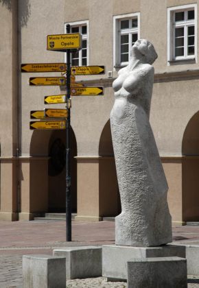 Statue und Wegweiser zu den Partnerstädten am Rynek von Opole, dem Marktplatz von Oppeln in Oberschlesien Statue und Wegweiser zu den Partnerstädten am Rynek von Opole, dem Marktplatz von Oppeln in Oberschlesien