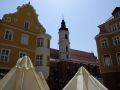 Südostseite des Rynek von Opole, dem Marktplatz von Oppeln, mit dem Turm der Franziskanerkirche