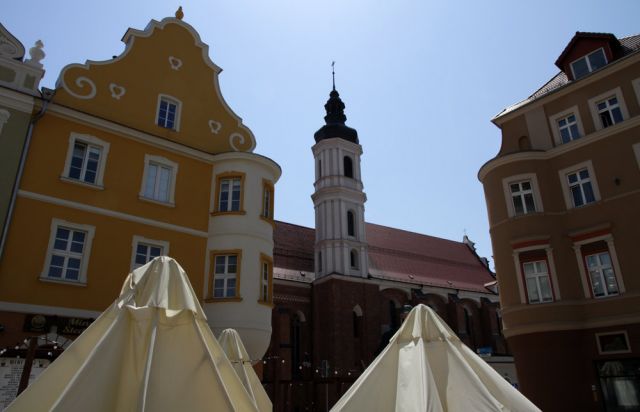 Südostseite des Rynek von Opole, dem Marktplatz von Oppeln, mit dem Turm der Franziskanerkirche