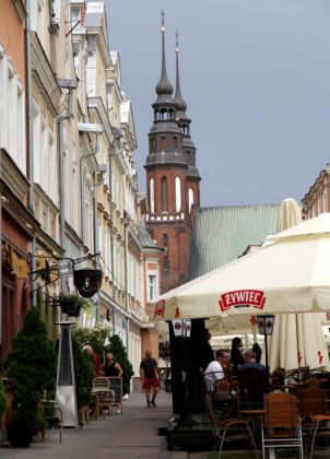 Der Rynek von Opole, Marktplatz von Oppeln, mit Blick auf die Kathedrale zum Heiligen Kreuz Der Rynek von Opole, Marktplatz von Oppeln, mit Blick auf die Kathedrale zum Heiligen Kreuz