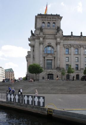 Der Gedenkort 'Weisse Kreuze' am Spreeufer am Friedrich-Ebert-Platz neben dem Reichstagsgebäude in Berlin - Erinnerungsstätte an die Todesopfer an der Berliner Mauer Der Gedenkort 'Weisse Kreuze' am Spreeufer am Friedrich-Ebert-Platz neben dem Reichstagsgebäude in Berlin - Erinnerungsstätte an die Todesopfer an der Berliner Mauer