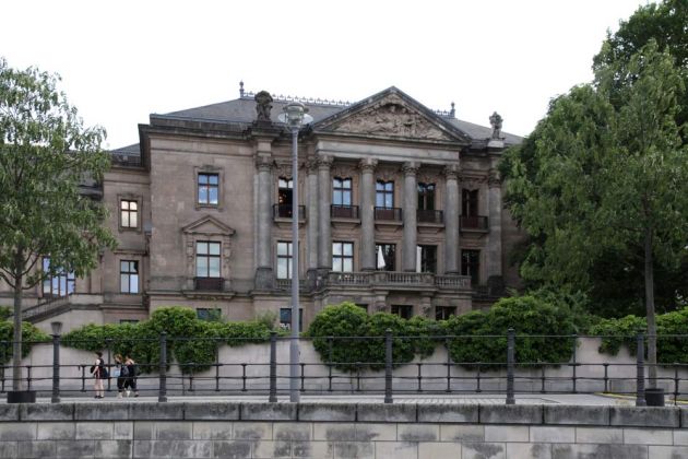 Der Sitz der Deutschen Parlamentarischen Gesellschaft am Friedrich-Ebert-Platz neben dem Reichstagsgebäude - das ehemalige Reichstagspräsidentenpalais Der Sitz der Deutschen Parlamentarischen Gesellschaft am Friedrich-Ebert-Platz neben dem Reichstagsgebäude - das ehemalige Reichstagspräsidentenpalais