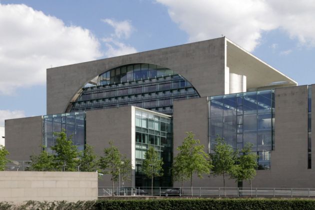 Blick auf das Bundeskanzleramt von der Spree in Berlin Blick auf das Bundeskanzleramt von der Spree in Berlin