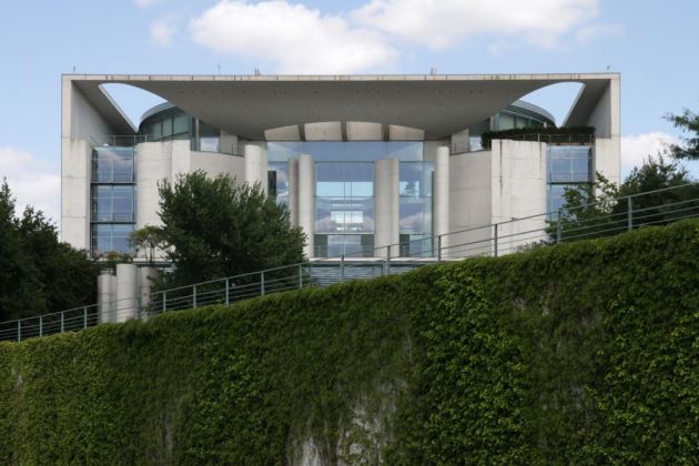 Blick auf das Bundeskanzleramt von der Spree in Berlin Blick auf das Bundeskanzleramt von der Spree in Berlin