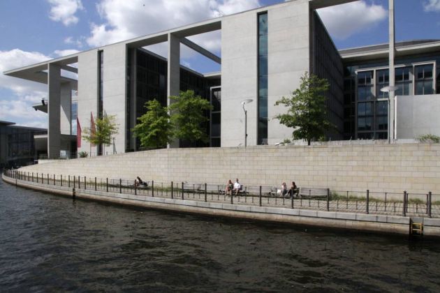 Das Marie-Elisabeth-Lüders-Haus an der Spree rechts und links des früheren Verlaufs der Berliner Mauer Das Marie-Elisabeth-Lüders-Haus an der Spree rechts und links des früheren Verlaufs der Berliner Mauer