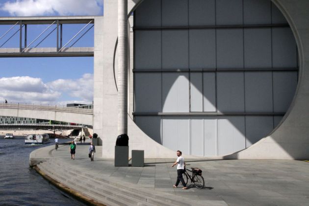 Das Marie-Elisabeth-Lüders-Haus an der Spree rechts und links des früheren Verlaufs der Berliner Mauer Das Marie-Elisabeth-Lüders-Haus an der Spree rechts und links des früheren Verlaufs der Berliner Mauer