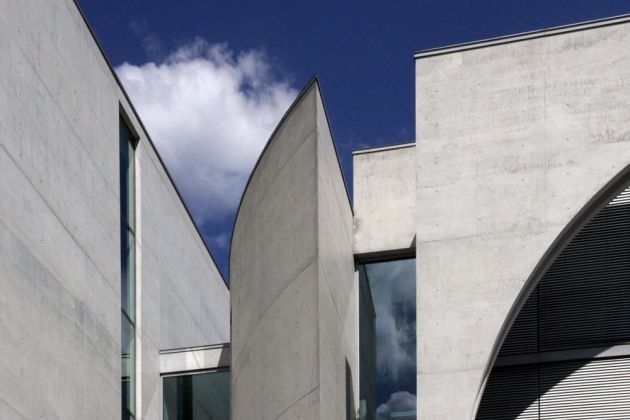 Das Marie-Elisabeth-Lüders-Haus an der Spree rechts und links des früheren Verlaufs der Berliner Mauer Das Marie-Elisabeth-Lüders-Haus an der Spree rechts und links des früheren Verlaufs der Berliner Mauer