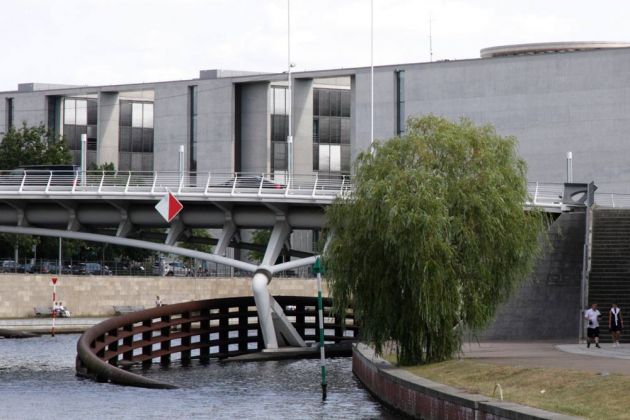 Die Kronprinzenbrücke über die Spree vor dem Paul-Löbe-Haus - Regierungsviertel Berlin Die Kronprinzenbrücke über die Spree vor dem Paul-Löbe-Haus - Regierungsviertel Berlin