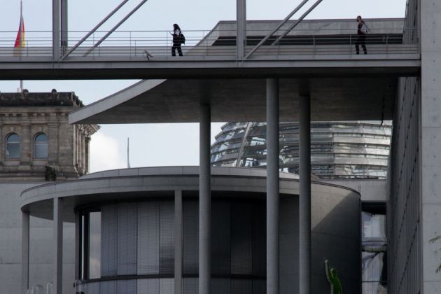 Der Marie-Elisabeth-Lüders-Steg über die Spree und die Kantine des Paul-Löbe-Hauses vor dem Reichstagsgebäude - Regierungsviertel Berlin Der Marie-Elisabeth-Lüders-Steg über die Spree und die Kantine des Paul-Löbe-Hauses vor dem Reichstagsgebäude - Regierungsviertel Berlin