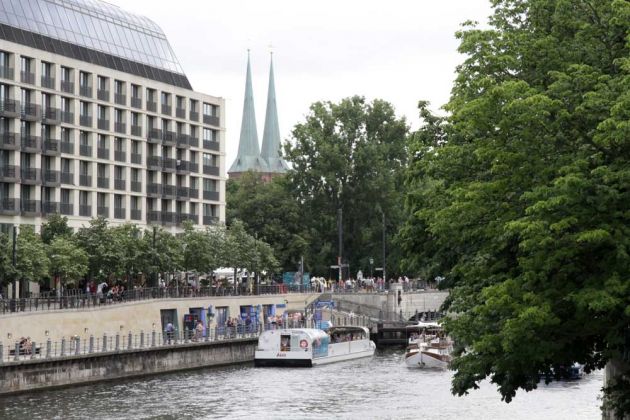 Die Dampfer-Anlegestelle am DDR-Museum - Berlin-Mitte Die Dampfer-Anlegestelle am DDR-Museum - Berlin-Mitte