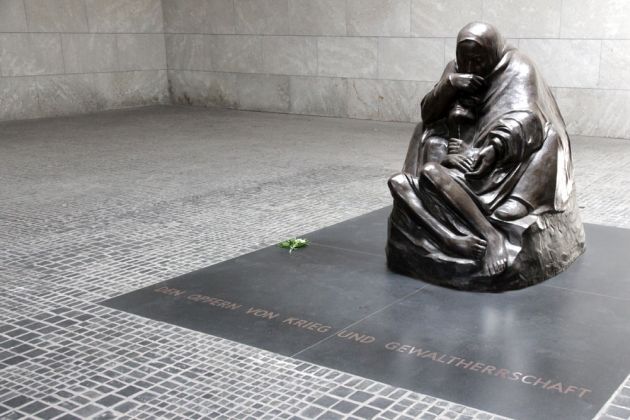 Käthe Kollwitz Plastik Mutter mit totem Sohn im Innenraum der Neuen Wache - Unter den Linden, Berlin Käthe Kollwitz Plastik Mutter mit totem Sohn im Innenraum der Neuen Wache - Unter den Linden, Berlin