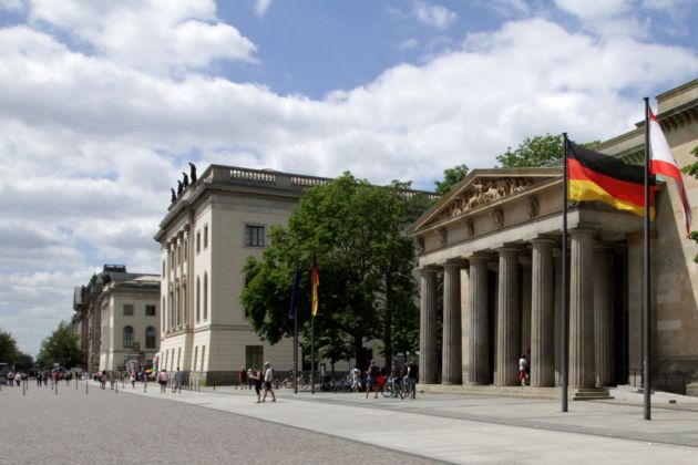 Die Neue Wache und die Humboldt-Universität - Unter den Linden, Berlins Mitte Die Neue Wache und die Humboldt-Universität - Unter den Linden, Berlins Mitte