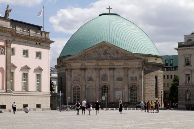 Berlins Mitte - die St. Hedwigs-Kathedrale am Bebel-Platz Berlins Mitte - die St. Hedwigs-Kathedrale am Bebel-Platz