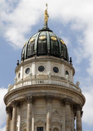 Berlins Mitte - der Turm des Französischen Domes am Gendarmenmarkt Berlins Mitte - der Turm des Französischen Domes am Gendarmenmarkt
