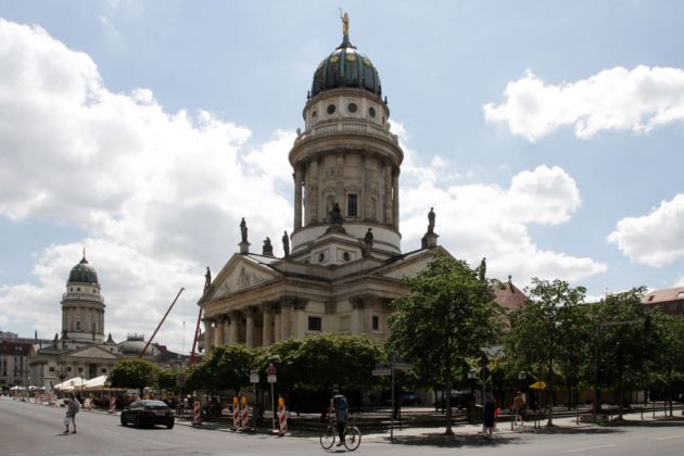 Der Gendarmenmarkt, vorn der Französische Dom, hinten der Deutsche Dom - Berlin Der Gendarmenmarkt, vorn der Französische Dom, hinten der Deutsche Dom - Berlin