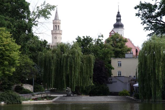 Ein künstlich angelegter Teich auf der Insel Pasieka - Opole, Oppeln in Oberschlesien Ein künstlich angelegter Teich auf der Insel Pasieka - Opole, Oppeln in Oberschlesien