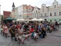 Zuschauer eines Musik-Festivals auf dem Rynek von Opole, dem Marktplatz von Oppeln in Oberschlesien