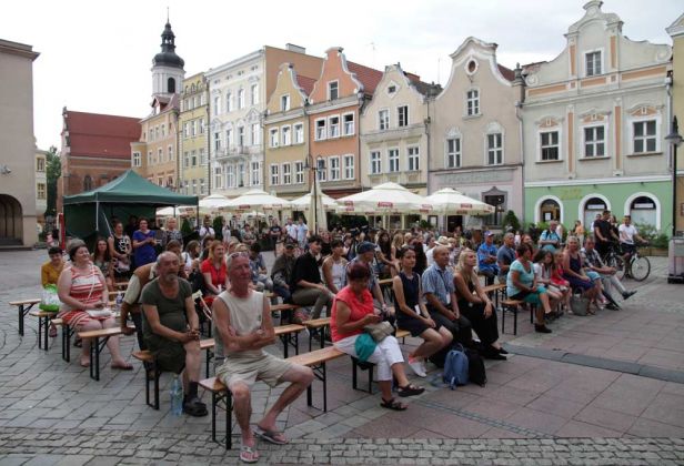 Zuschauer eines Musik-Festivals auf dem Rynek von Opole, dem Marktplatz von Oppeln in Oberschlesien Zuschauer eines Musik-Festivals auf dem Rynek von Opole, dem Marktplatz von Oppeln in Oberschlesien