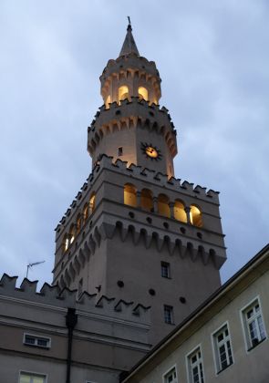 Der Rathausturm auf dem Marktplatz von Oppeln in Oberschlesien - Opole zur Blauen Stunde Der Rathausturm auf dem Marktplatz von Oppeln in Oberschlesien - Opole zur Blauen Stunde