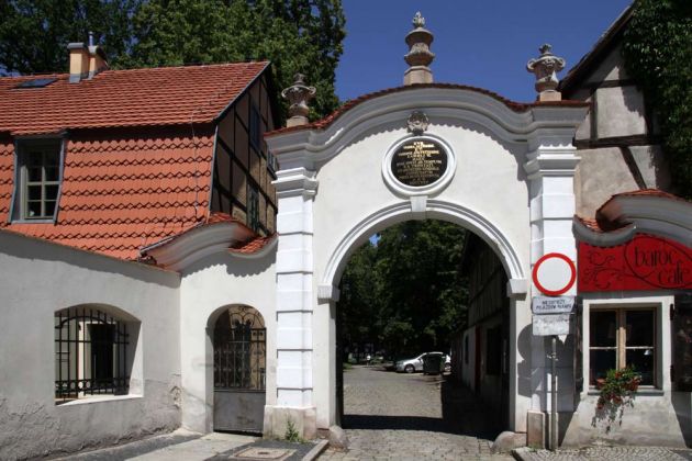 Das Eingangstor zum Friedensplatz, dem Plac Pokoju - die Friedenskirche in Świdnica, Schweidnitz, Niederschlesien