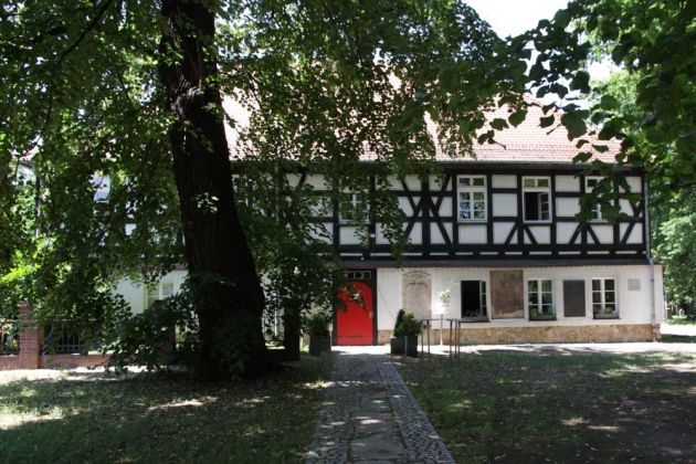 Früheres Gymnasium, heute 'Lutherheim', eine Pension namens 'Barocker Winkel' Früheres Gymnasium, heute 'Lutherheim', eine Pension namens 'Barocker Winkel'