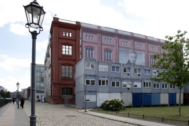 Berlins Mitte - das historische Gebäude der Schinkelschen Bauakademie befindet sich im Wiederaufbau Berlins Mitte - das historische Gebäude der Schinkelschen Bauakademie befindet sich im Wiederaufbau