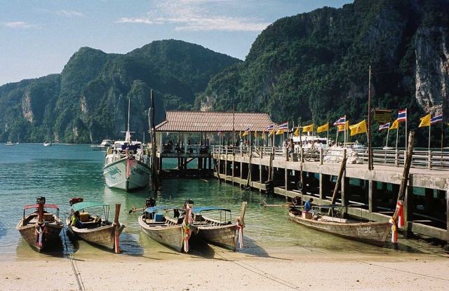 Fähranleger am Ton Sai Beach auf Ko Phi Phi Don in der Andaman Sea - Dezember 2000 Fähranleger am Ton Sai Beach auf Ko Phi Phi Don in der Andaman Sea - Dezember 2000
