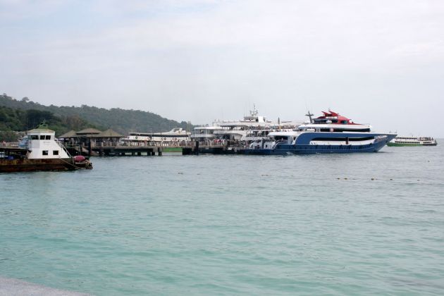 Fähranleger am Ton Sai Beach auf Ko Phi Phi Don in der Andaman Sea - Februar 2019 Fähranleger am Ton Sai Beach auf Ko Phi Phi Don in der Andaman Sea - Februar 2019