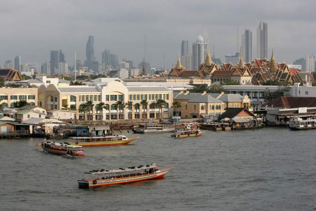 Das Bangkok der Gegensätze - die vergoldeten Dächer des Königspalastes und riesige Wolkenkratzer im Background