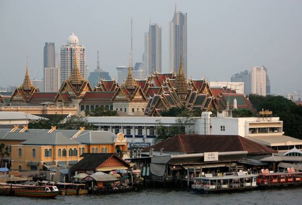 Der Chao Phraya River, der vergoldeten Königspalast und die Skyline von Bangkok Der Chao Phraya River, der vergoldeten Königspalast und die Skyline von Bangkok