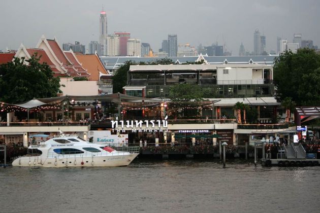 Das Tha Maharaj, Shoppingcenter und Pier am Chao Phraya River - Bangkok Das Tha Maharaj, Shoppingcenter und Pier am Chao Phraya River - Bangkok