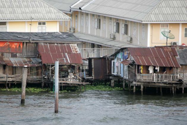 Alte Fischerhütten neben dem Tha Maharaj Pier am Chao Phraya River - Bangkok Alte Fischerhütten neben dem Tha Maharaj Pier am Chao Phraya River - Bangkok