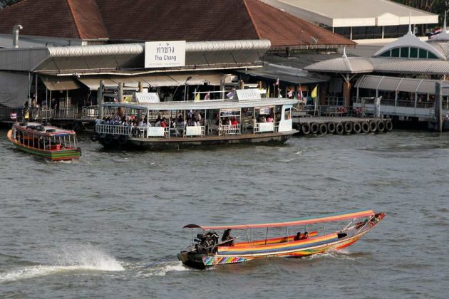 Der Tha Chang Pier am Chao Phraya River in Bangkok Der Tha Chang Pier am Chao Phraya River in Bangkok
