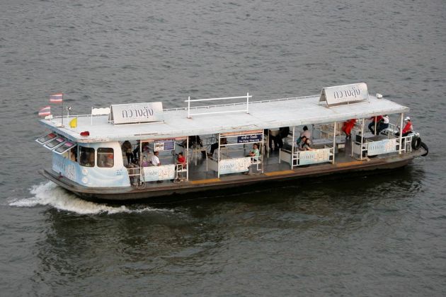 Eine Fähre zwischen dem Tha Chang Pier und dem Wanglang Pier auf dem Chao Phraya River Eine Fähre zwischen dem Tha Chang Pier und dem Wanglang Pier auf dem Chao Phraya River