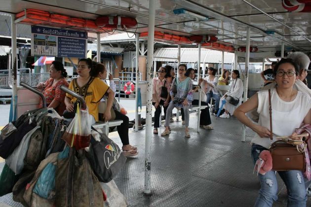 Auf der Fähre zwischen dem Tha Chang Pier und dem Wanglang Pier Auf der Fähre zwischen dem Tha Chang Pier und dem Wanglang Pier