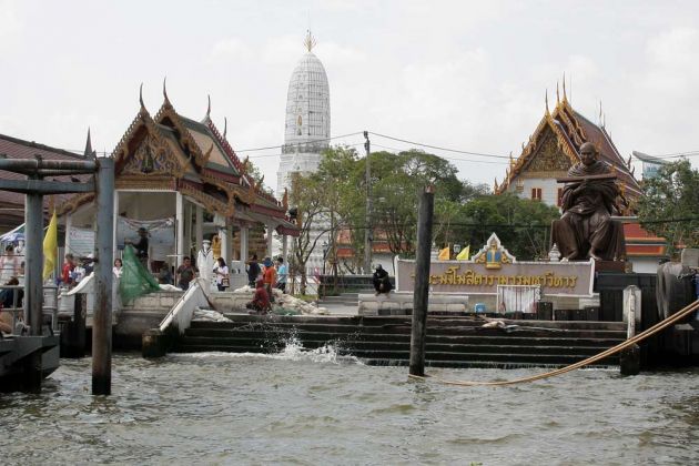Tha Chang, der Wat Rakhang Pier und der Tempel am Chao Phraya River in Bangkok Tha Chang, der Wat Rakhang Pier und der Tempel am Chao Phraya River in Bangkok