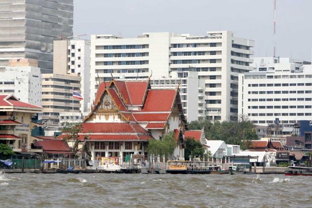 Der buddhistische Wat Rakhang Tempel am westlichen Ufer des Chao Phraya in Bangkok Noi Der buddhistische Wat Rakhang Tempel am westlichen Ufer des Chao Phraya in Bangkok Noi