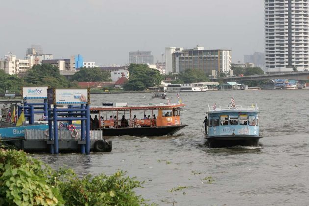 Der Wanglang Pier - Anleger am Ufer des Chao Phraya Rivers in Bangkok Noi Der Wanglang Pier - Anleger am Ufer des Chao Phraya Rivers in Bangkok Noi