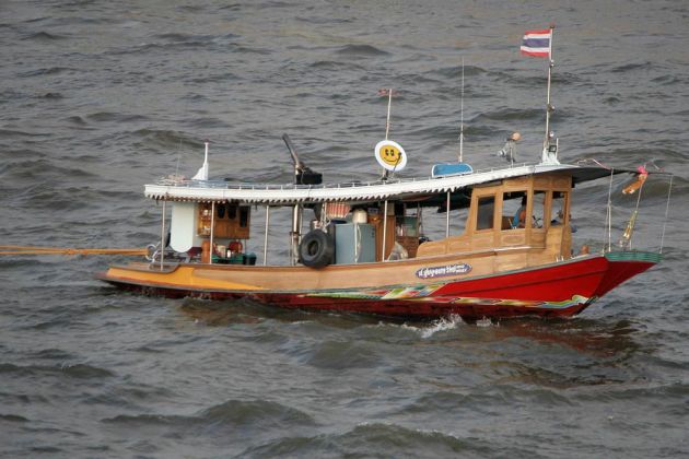 Kleiner Schlepper eines riesigen Schleppkahns auf dem Chao Phraya River in Bangkok Kleiner Schlepper eines riesigen Schleppkahns auf dem Chao Phraya River in Bangkok