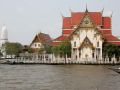 Der Wat Rakhang Tempel von der gegenüber liegenden Seite des Chao Phraya Rivers
