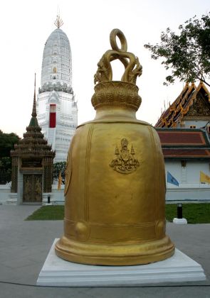 Wat Rakhang, the Temple of Bells in Bangkok - die grosse Glocke vor dem Eingang des Ubosot des buddhistischen Tempels Wat Rakhang, the Temple of Bells in Bangkok - die grosse Glocke vor dem Eingang des Ubosot des buddhistischen Tempels