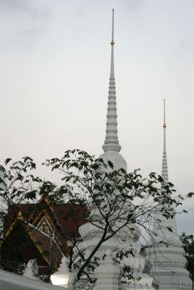 Stupas des buddhistischen Tempels Wat Rakhang - Bangkok Blue Hour Stupas des buddhistischen Tempels Wat Rakhang - Bangkok Blue Hour