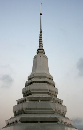 Stupa des buddhistischen Tempels Wat Rakhang - Bangkok Blue Hour Stupa des buddhistischen Tempels Wat Rakhang - Bangkok Blue Hour