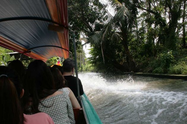 Eine Fahrt mit dem Longboat auf den Khlongs - Bangkok Eine Fahrt mit dem Longboat auf den Khlongs - Bangkok