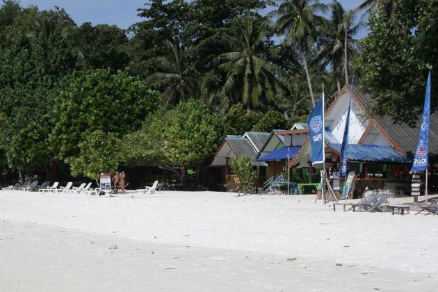Pattaya Beach mit Daya Resort - Ko Lipe, Andaman Sea Pattaya Beach mit Daya Resort - Ko Lipe, Andaman Sea