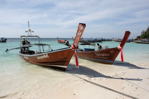 Longtail-Boote am Pattaya Beach von Ko Lipe - Andaman Sea