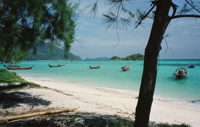 Der Sunset-Beach auf der Insel Ko Lipe - türkisblau ist die Andaman-Sea