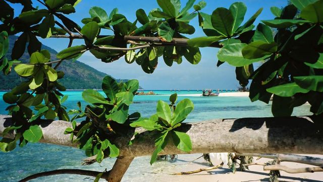 Der Sunset-Beach auf der Insel Ko Lipe - türkisblau ist die Andaman-Sea Der Sunset-Beach auf der Insel Ko Lipe - türkisblau ist die Andaman-Sea